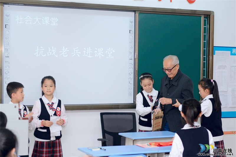 泸州江阳区:”抗战故事“进课堂(图2) 泸州江阳区:”抗战故事“进课堂(图2)
