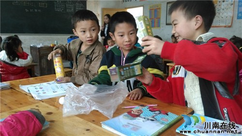 泸州:天仙镇学校开展“师徒同台献课”活动(图3) 泸州:天仙镇学校开展“师徒同台献课”活动(图3)