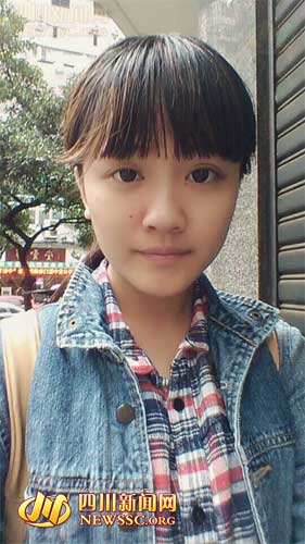 宜宾卖花大爷摔倒 女学生带头施救称"不怕讹"(图2) 宜宾卖花大爷摔倒 女学生带头施救称"不怕讹"(图2)