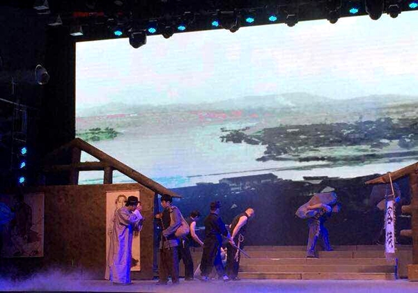 话剧《蒋兆和》昨晚在泸州进行了首场演出(图1)