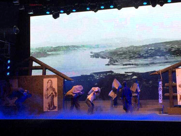 话剧《蒋兆和》昨晚在泸州进行了首场演出(图2)