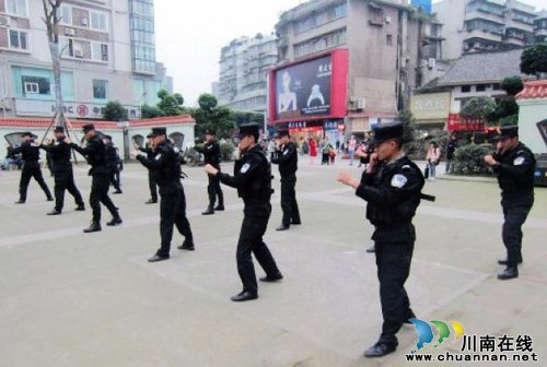 泸州：叙永特警“尖刀班”亮相街头(图1)