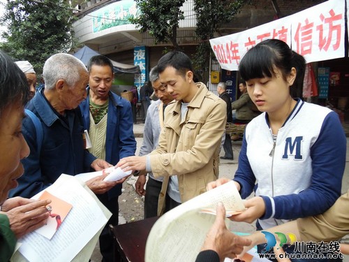 立石镇:开展平安综治宣传活动(图2) 立石镇:开展平安综治宣传活动(图2)