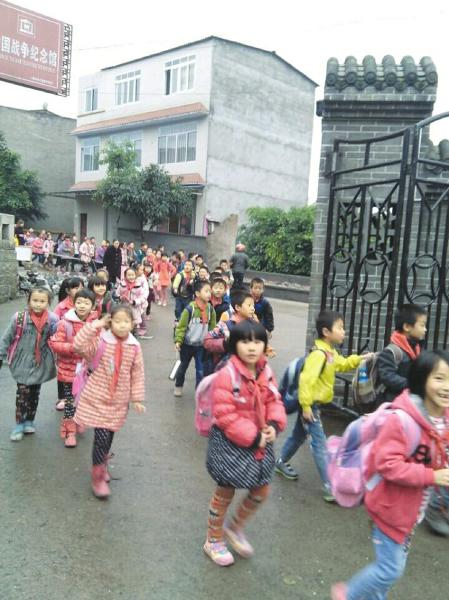 泸州一学校发现天然气异味?2000学生紧急撤离(图1) 泸州一学校发现天然气异味?2000学生紧急撤离(图1)