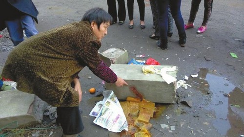 水泥柱突然倒塌 压死回家小学生(图1) 水泥柱突然倒塌 压死回家小学生(图1)