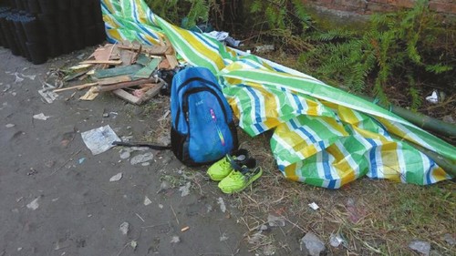 水泥柱突然倒塌 压死回家小学生(图2) 水泥柱突然倒塌 压死回家小学生(图2)