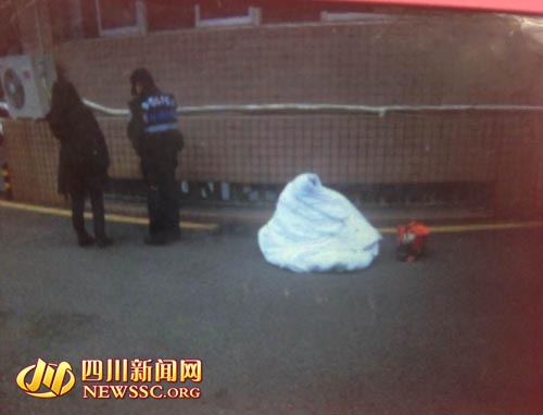 泸州一学校女老师成都培训&nbsp;赤裸身体从酒店跑出(图1)