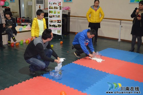 华阳街道:宝宝爬行千姿百态,家长逗引萌翻全场(图3) 华阳街道:宝宝爬行千姿百态,家长逗引萌翻全场(图3)