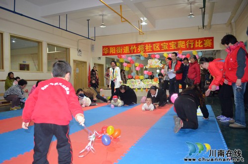 华阳街道:宝宝爬行千姿百态,家长逗引萌翻全场(图1) 华阳街道:宝宝爬行千姿百态,家长逗引萌翻全场(图1)