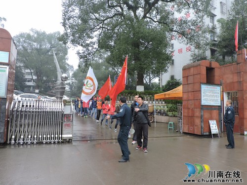 泸县一中高2013级师生“百里励志远足行”圆满完成(图2)