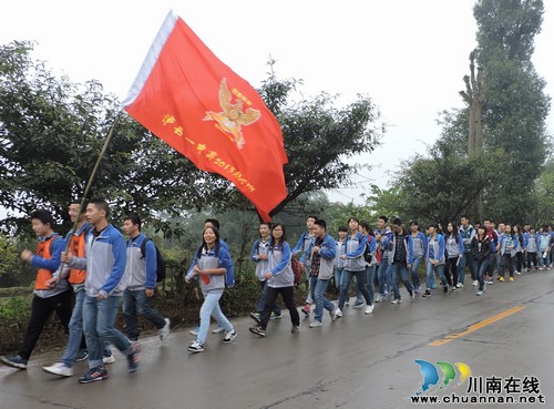 泸县一中高2013级师生“百里励志远足行”圆满完成(图3)