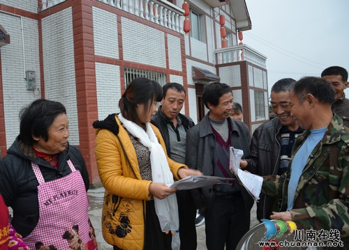 华阳街道:部门联合入户宣讲农村妇女土地权益保护方案(图1) 华阳街道:部门联合入户宣讲农村妇女土地权益保护方案(图1)