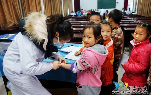 泸州:叙永每年为十余万学子健康体检"买单"(图3) 泸州:叙永每年为十余万学子健康体检"买单"(图3)