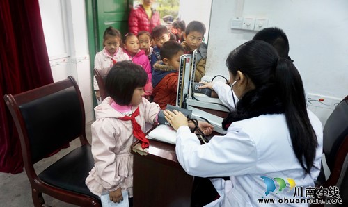 泸州:叙永每年为十余万学子健康体检"买单"(图2) 泸州:叙永每年为十余万学子健康体检"买单"(图2)