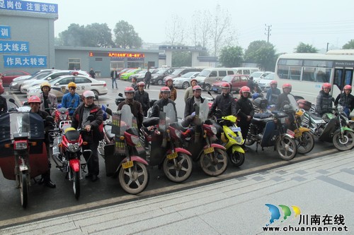 合江交警免费向摩托车驾驶员赠送安全头盔(图2) 合江交警免费向摩托车驾驶员赠送安全头盔(图2)