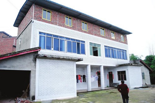 女婴被父摔地致死续:"摔婴"前 夫妻曾闹离婚(图2) 女婴被父摔地致死续:"摔婴"前 夫妻曾闹离婚(图2)