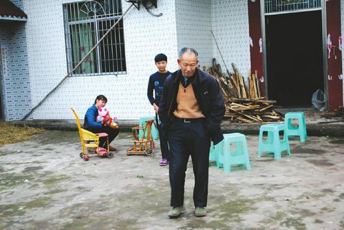 女婴被父摔地致死续:"摔婴"前 夫妻曾闹离婚(图1) 女婴被父摔地致死续:"摔婴"前 夫妻曾闹离婚(图1)