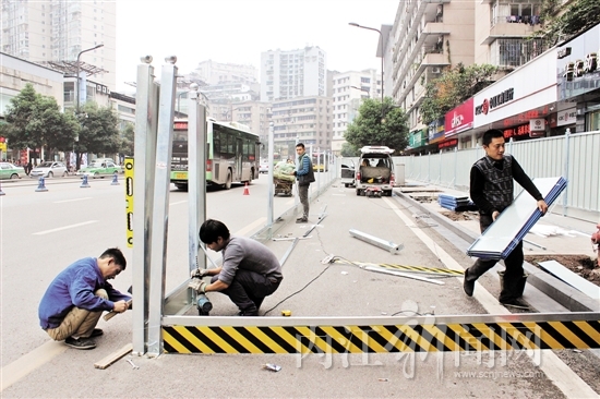 内江市民热盼在叠园路人行过街天桥上看风景(图2) 内江市民热盼在叠园路人行过街天桥上看风景(图2)