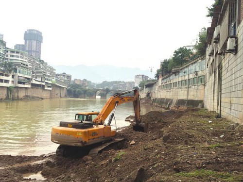 泸州叙永:河道挖出两炮弹(图1) 泸州叙永:河道挖出两炮弹(图1)