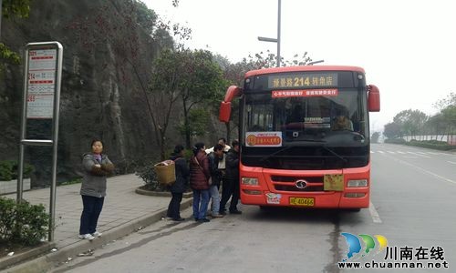 泸州启动城市公交营运车辆规范停靠专项治理工作(图1) 泸州启动城市公交营运车辆规范停靠专项治理工作(图1)