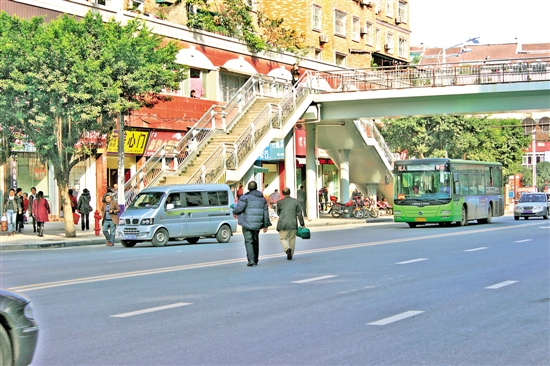 "闯王",别总认为你无责:行人乱穿马路或获罪(图1) "闯王",别总认为你无责:行人乱穿马路或获罪(图1)