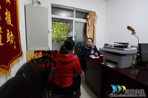 泸州:免费法律援助“流动”下乡来(图3) 泸州:免费法律援助“流动”下乡来(图3)