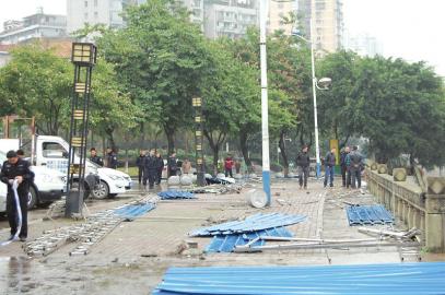 内江拆除占道茶摊 沿湖步道还给市民(图1) 内江拆除占道茶摊 沿湖步道还给市民(图1)
