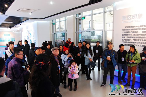 百名网友聚焦泸州产业发展 镜头记录城市变化(图1) 百名网友聚焦泸州产业发展 镜头记录城市变化(图1)