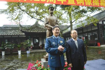 朱德铜像在泸州落成 展而立之年风采(图1) 朱德铜像在泸州落成 展而立之年风采(图1)