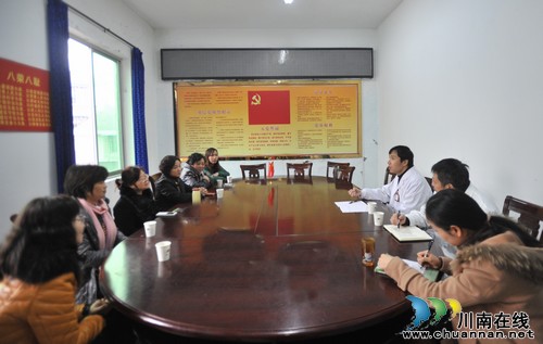 专家义诊到护国 服务百姓送健康(图2) 专家义诊到护国 服务百姓送健康(图2)