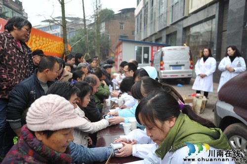 专家义诊到护国 服务百姓送健康(图3) 专家义诊到护国 服务百姓送健康(图3)