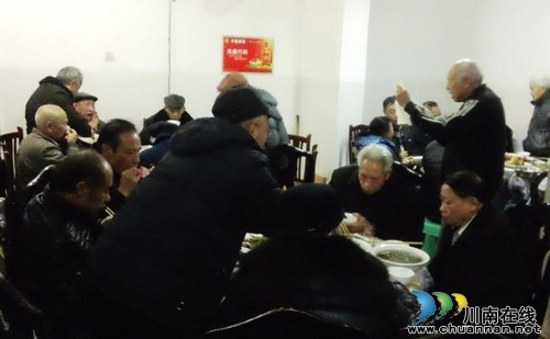 叙永公安举办“老人团聚会”关爱老人(图1) 叙永公安举办“老人团聚会”关爱老人(图1)