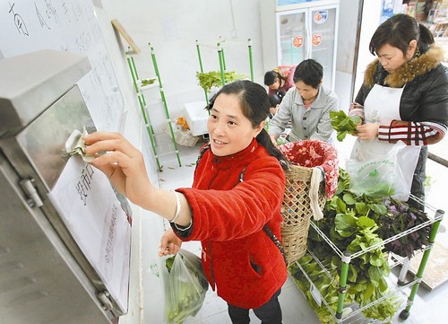 泸州:无人售菜超市24小时营业 选菜称秤投币全凭"自觉"(图1) 泸州:无人售菜超市24小时营业 选菜称秤投币全凭"自觉"(图1)