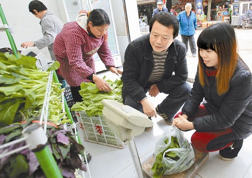 泸州:无人售菜超市24小时营业 选菜称秤投币全凭"自觉"(图2) 泸州:无人售菜超市24小时营业 选菜称秤投币全凭"自觉"(图2)