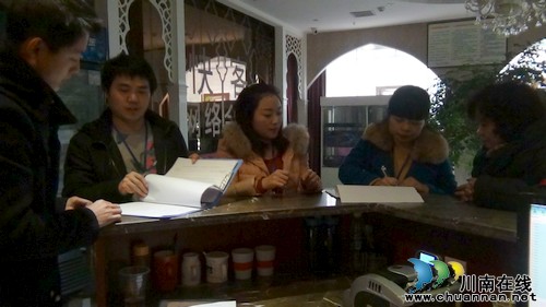 华阳街道:开展网吧突击检查(图1) 华阳街道:开展网吧突击检查(图1)