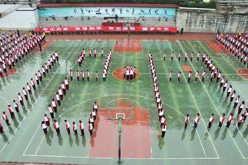 迎国家公祭日&nbsp;泸州一学校千人摆“12·13”字样(图1)
