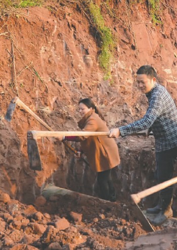 泸州一老板为爱修路 出资20万元修老家村道(图1) 泸州一老板为爱修路 出资20万元修老家村道(图1)