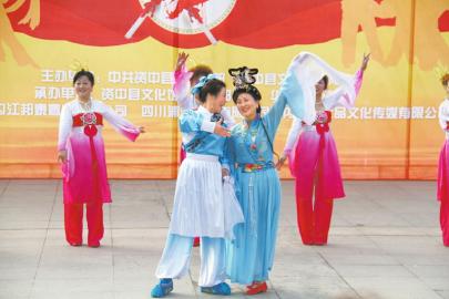 内江广场舞大妈反串"董永"&nbsp;六旬仙女频频获赞(图1)