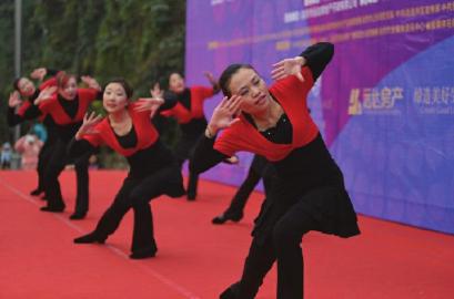 广场舞大赛自贡40岁大妈队夺冠&nbsp;观众点赞(图2)