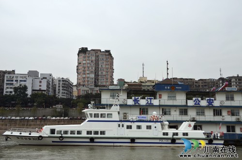 新型警用消巡艇服役长江川南段水域(图1) 新型警用消巡艇服役长江川南段水域(图1)