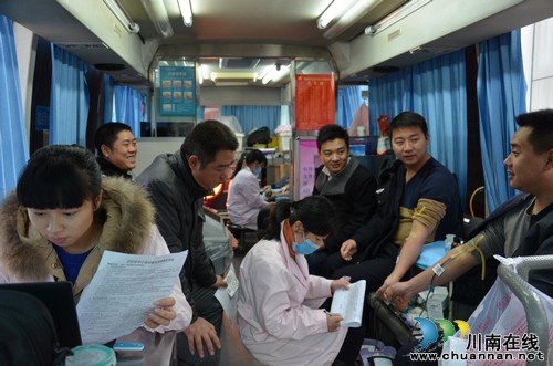 华阳街道:机关干部排队献血8800毫升(图2) 华阳街道:机关干部排队献血8800毫升(图2)