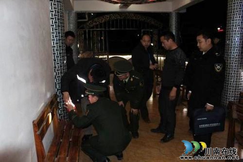 叙永警方联合多部门夜查娱乐场所消防安全(图2) 叙永警方联合多部门夜查娱乐场所消防安全(图2)