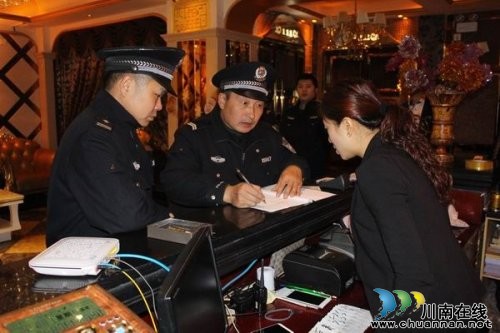 叙永警方联合多部门夜查娱乐场所消防安全(图1) 叙永警方联合多部门夜查娱乐场所消防安全(图1)