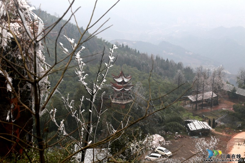 泸州叙永丹山紫霞峰迎来今年第一场冬雪(图5) 泸州叙永丹山紫霞峰迎来今年第一场冬雪(图5)