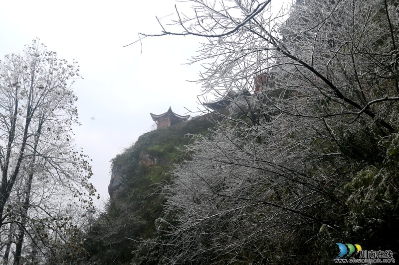 泸州叙永丹山紫霞峰迎来今年第一场冬雪(图1) 泸州叙永丹山紫霞峰迎来今年第一场冬雪(图1)