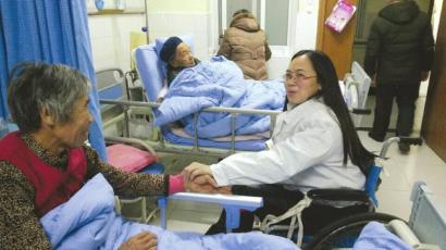 内江一女医生双腿骨折 坐轮椅给病人做手术(图1) 内江一女医生双腿骨折 坐轮椅给病人做手术(图1)