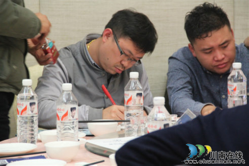 仙潭集团年份潭酒古蔺酒会空前火爆(图15) 仙潭集团年份潭酒古蔺酒会空前火爆(图15)