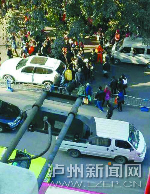 泸州一小男孩被撞受伤困车底 众人抬车救人(图1) 泸州一小男孩被撞受伤困车底 众人抬车救人(图1)