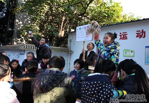 泸州:跳蚤市场义卖爱心 为特困儿童备新年礼物(图4) 泸州:跳蚤市场义卖爱心 为特困儿童备新年礼物(图4)