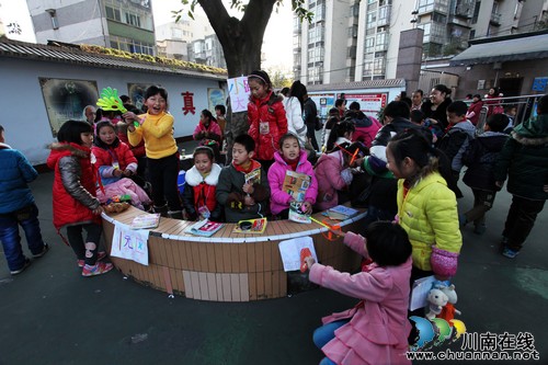 泸州:跳蚤市场义卖爱心 为特困儿童备新年礼物(图3) 泸州:跳蚤市场义卖爱心 为特困儿童备新年礼物(图3)